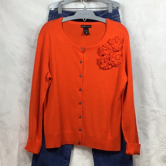 New York & Company Sweaters - 🍊NEW YORK & CO Dark Orange Floral Knit Corsage Jeweled Buttons